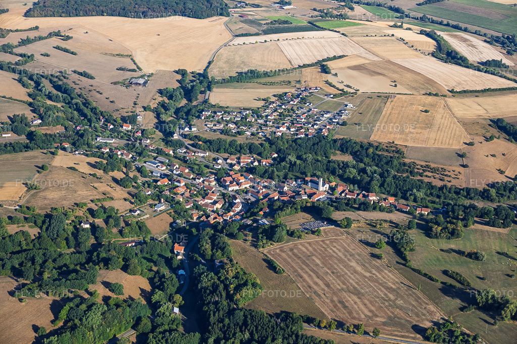 Luftbild: Ortsansicht von Osten in Volmunster im Bundesland Moselle in Frankreich. – Foto: IMG_158573.jpg vom 14.08.2026 durch Werner Riehm/FLY-FOTO.de – Auflösung des Originals: 6000 x 4000 px