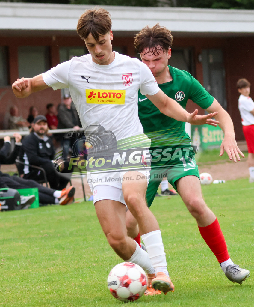 TuS Bersenbrück - HSC Hannover | Auf dem Bild zu sehen: weiß TuS Bersenbrück: Philipp Schmidt ; grün HSC Hannover: TuS Bersenbrück, HSC Hannover, Saison 25/26, Testspiel, Bünde, Deutschland - Realisiert mit Pictrs.com
