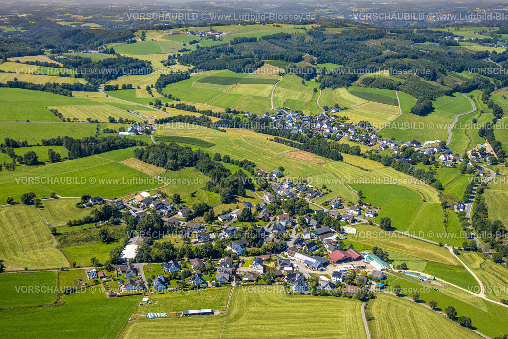 Olpe250810552 | Luftbild, Wohngebiet Ortsansicht Ortsteil Halbhusten und hinten Ortschaft Husten, waldige Hügellandschaft, Halbhusten, Drolshagen, Sauerland, Nordrhein-Westfalen, Deutschland