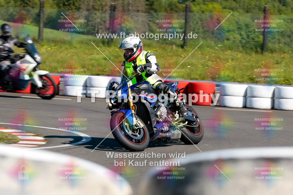 Moto-TeamOBK-21750 | Hier findet Ihr Bilder von Touristenfahrten auf der Nürburgring Nordschleife oder von anderen Veranstaltungen die ich besucht habe. Viel Spass beim Durch Schauen 
