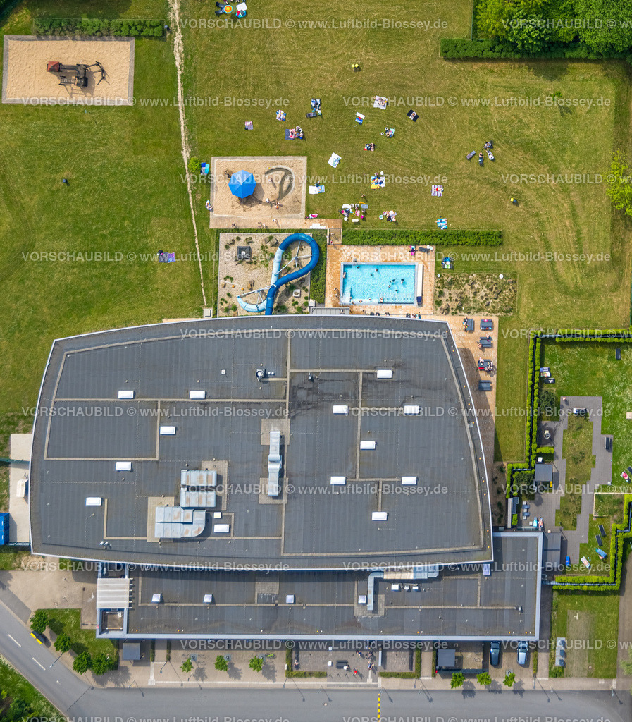 Herne240500516 | Luftbild, Wananas Sportbad und Erlebnisbad, Schwimmbad Freibad mit Wasserrutsche und Liegewiese, Kinderspielplatz mit Sonnenschirm, Baukau-West, Herne, Ruhrgebiet, Nordrhein-Westfalen, Deutschland