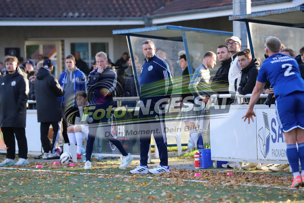 TuS Bruchmühlen - SV Enger-Westerenger | Auf dem Bild zu sehen: blau SV Enger-Westerenger: Tim FeichtingerTuS Bruchmühlen, SV Enger-Westerenger, Saison 25/26, Kreisliga A, Bruchmühlen, Deutschland - Realisiert mit Pictrs.com