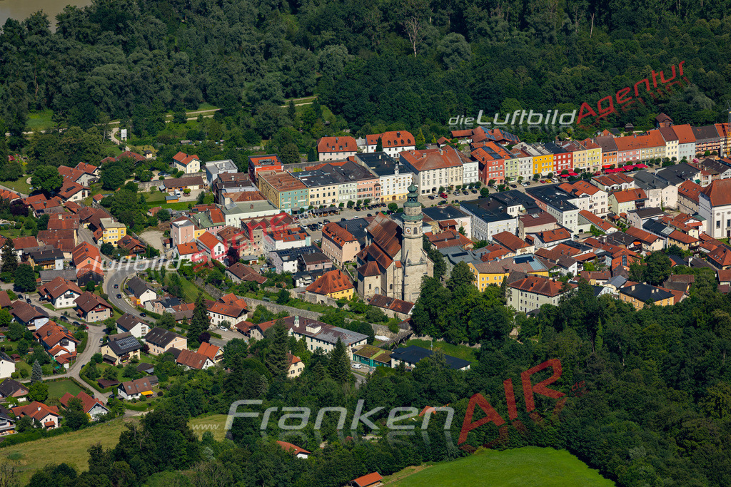 Aktuelles Luftbild von  Tittmoning - Die Luftaufnahme wurde 2022 mittels UL-Flugzeug erstellt ( keine Drohne ) - hochauflösende Kamera-Systeme von  Canon -Beste Qualität - Für grossformatige Ausdrucke geeignet. Die Geschenkidee !