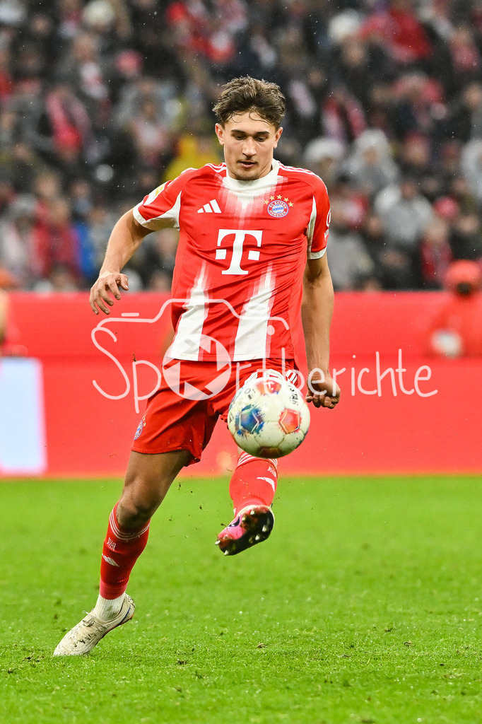 FC Bayern München - Eintracht Frankfurt | MUNICH, GERMANY - 21. FEBRUARY: am BAll TOM BISCHOF (FC Bayern Munich 20) / Einzelfoto / Freisteller während dem Bundesligamatch zwischen dem FC Bayern München und der SG Eintracht Frankfurt am 23. Spieltag in der Allianz Arena / DFL REGULATIONS PROHIBIT ANY USE OF PHOTOGRAPHS AS IMAGE SEQUENCES AND/OR QUASI-VIDEO