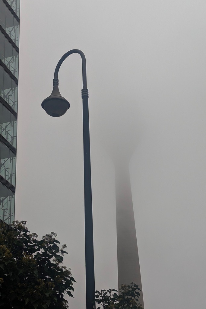 Blickkontakt verloren | Rheinturm - Realisiert mit Pictrs.com