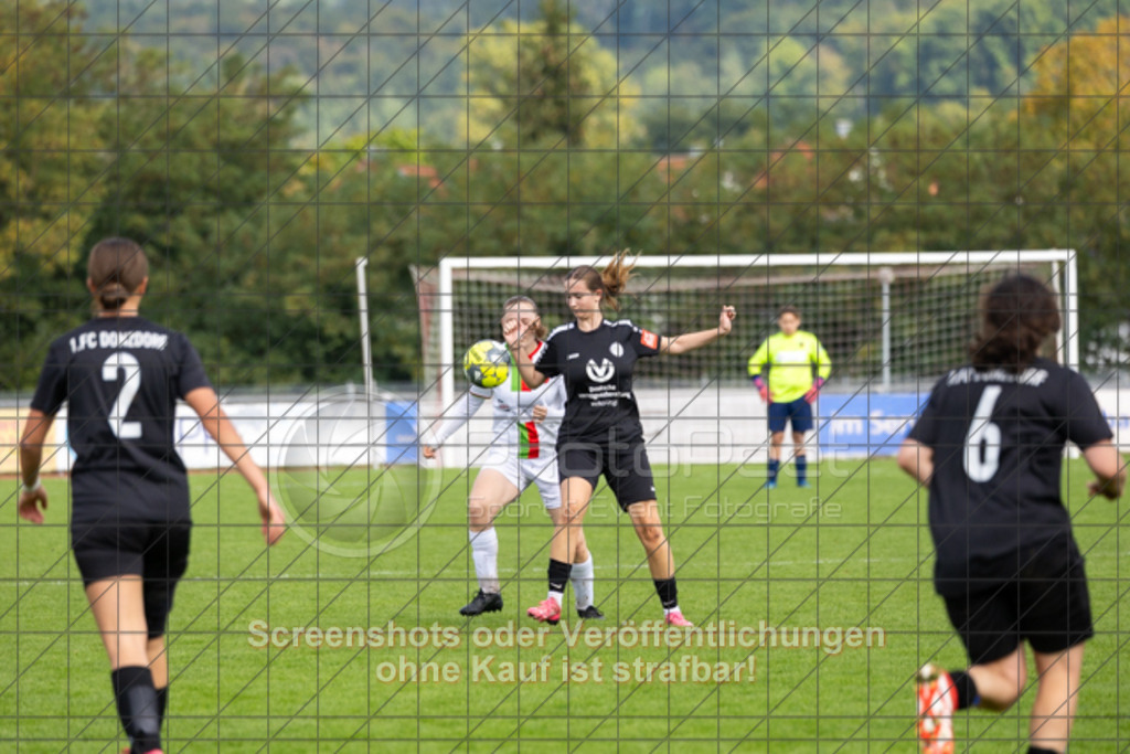 20250928_123035_0122 | #,1.FC Donzdorf II (schwarz) vs. FC Esslingen (weiß), Fussball, Frauen-Quali Bezirksliga - Bezirk Neckar/Fils, 03. Spieltag, Saison 2025/2026, Rasenplatz Lautertal Stadion, Süßener Straße 16, 73072 Donzdorf, 28.09.2025,Foto: PhotoPeet-Sportfotografie/Peter Harich