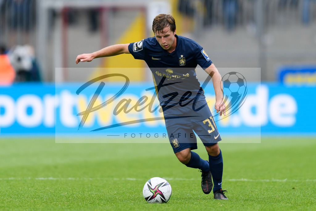 EBSTSV20210828_190 | Fussball, Herren: Richard Neudecker (TSV 1860 Muenchen) in Aktion, am Ball, Einzelaktion beim Spiel der 3. Liga zwischen Eintracht Braunschweig und TSV 1860 Muenchen im Eintracht-Stadion am 28.08.2021 in Braunschweig, Deutschland.DFB / DFL REGULATIONS PROHIBIT ANY USE OF PHOTOGRAPHS AS IMAGE SEQUENCES AND/OR QUASI-VIDEO. - Realisiert mit Pictrs.com