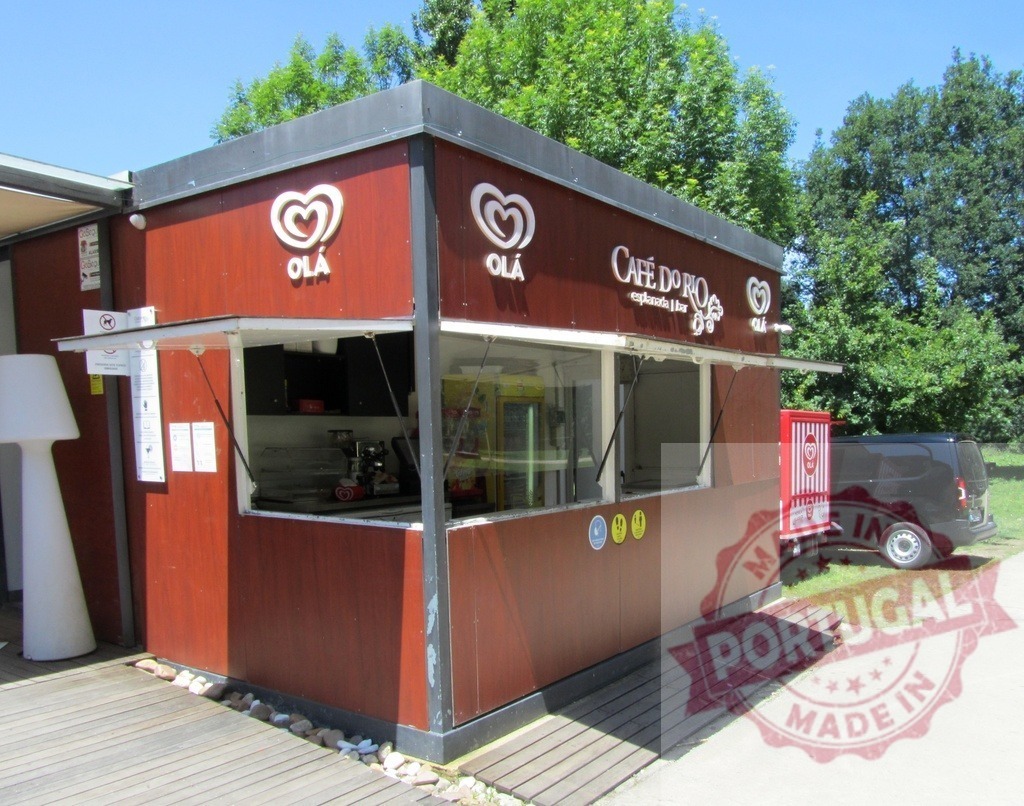 Outdoor Café do Rio kiosk selling Ola ice cream | Café do Rio food stall with Ola ice cream branding in a park on a sunny day - Realisiert mit Pictrs.com