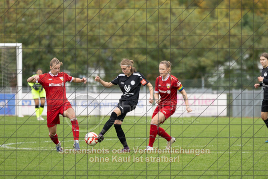 20251012_144030_1218 | #,1.FC Donzdorf (schwarz) vs. VfB Stuttgart II (rot), Fussball, Frauen-Verbandsliga Württemberg, 05. Spieltag, Saison 2025/2026, Rasenplatz Lautertal Stadion, Süßener Straße 16, 73072 Donzdorf, 12.10.2025 - 13:00 Uhr,Foto: PhotoPeet-Sportfotografie/Peter Harich