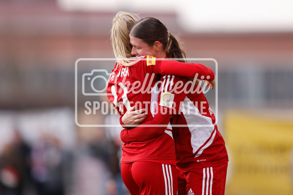Fußball I Frauen I Saison 2025-2026 I Regionalliga Nord I 15. Spieltag I St. Pauli - SpVg Aurich-91 | Alina Vogel (11, SpVg Aurich) Jane Rekowski (4, SpVg Aurich) Umarmung nach einem Tor. - Realisiert mit Pictrs.com