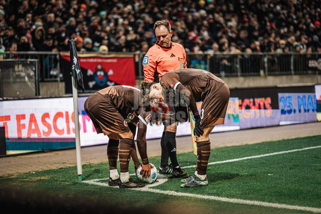 Fußball | Männer | Saison 2024/2025  | Fußball-Bundesliga | 26. Spieltag | FC St. Pauli vs. TSG Hoffenheim | 14.03.2025 | Absprache vor dem Eckball zwischen Danel Sinani (#10, FC St. Pauli) links und Noah Weißhaupt (#13, FC St. Pauli) rechts