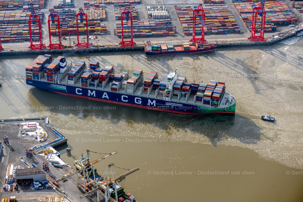 4044611 | HAMBURG 14.02.2021 Containerschiff "CMA CGM LOUVRE" am Burchardkai im Hafen im Ortsteil Waltershof in Hamburg, Deutschland. Weiterführende Informationen bei: CMA CGM (DEUTSCHLAND) GMBH HAMBURG,  Hamburger Hafen und Logistik Aktiengesellschaft. // Container ship "CMA CGM LOUVRE" at Burchardkai in the harbor in the district Waltershof in Hamburg, Germany. Further information at: CMA CGM (DEUTSCHLAND) GMBH HAMBURG,  Hamburger Hafen und Logistik Aktiengesellschaft. Foto: Gerhard Launer