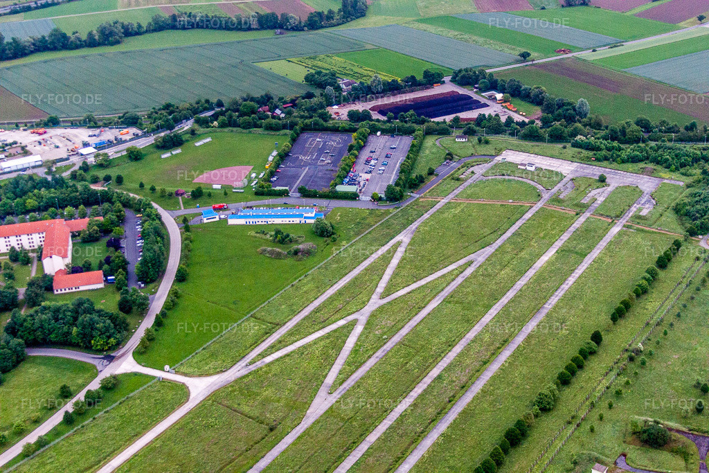 Luftbild: Gesperrte Startbahn und Landebahn am ehemaligen Flugplatz in Geldersheim im Bundesland Bayern in Deutschland. Foto: IMG_65895.jpg vom 30.05.2014 durch Werner Riehm/FLY-FOTO.de