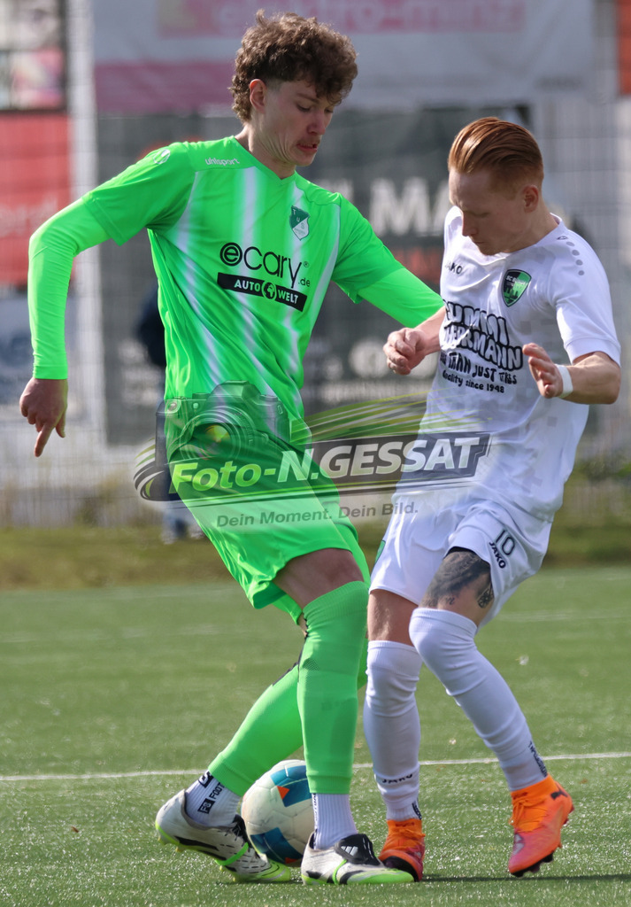 SC Bünde - TuS Ahmsen | Auf dem Bild zu sehen: weiß SC Bünde: Nick Braun ; grün TuS Ahmsen: Janis KopmannSC Bünde, TuS Ahmsen, Saison 25/26, Bezirksliga, Deutschland - Realisiert mit Pictrs.com