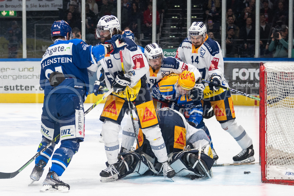 Swiss National League Final Game 2: ZSC Lions - EV Zug | 20.04.2022, Zürich, Hallenstadion, Swiss National League Final Game 2: ZSC Lions - EV Zug, obwohl der Puck noch über die Linie rutscht, wieder dieser Zürcher Abschluss nicht als Tor gewertet. Von links: #91 Denis Hollenstein (ZSC), #18 Dominik Schlumpf (Zug), #91 Anton Lander (Zug), Topscorer Sven Andrighetto (ZSC), #30 Torhüter Leonardo Genoni (Zug) und #14 Livio Stadler (Zug). - Realisiert mit Pictrs.com