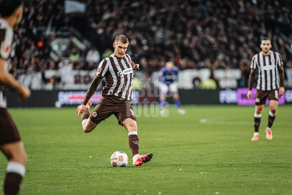 Fußball | Männer | Saison 2025/2026  | Fußball-Bundesliga | 09. Spieltag | FC St. Pauli vs. Borussia Mönchengladbach | 01.11.2025 | Eric Smith (#8, FC St. Pauli) spielt den Ball