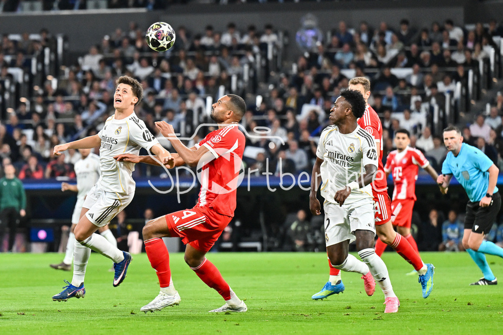Real Madrid - FC Bayern München | MADRID, SPAIN - 07. APRIL: Arda GUELER (Real Madrid 15), Jonathan TAH (FC Bayern Munich 4), Vinicius JUNIOR (Real Madrid 7) during the UEFA Champions League match between Real Madrid vs. FC Bayern Munich on Quarterfinal first leg at Estadio Santiago Bernabeu
