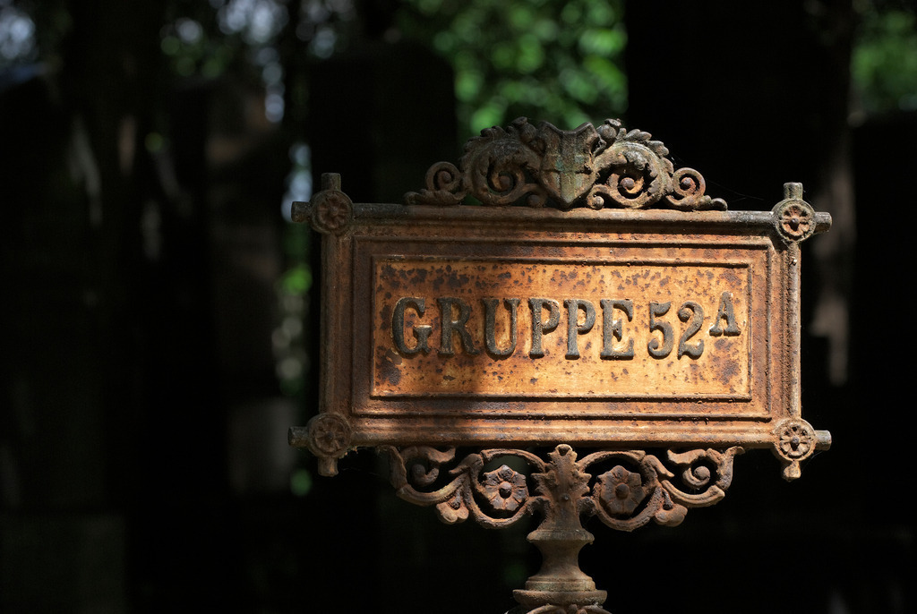 Hinweistafel Gruppe 52a | Wien, Austria - July 29, 2010: Zentralfriedhof Wien; Hinweistafel Gruppe 52a. - Realisiert mit Pictrs.com