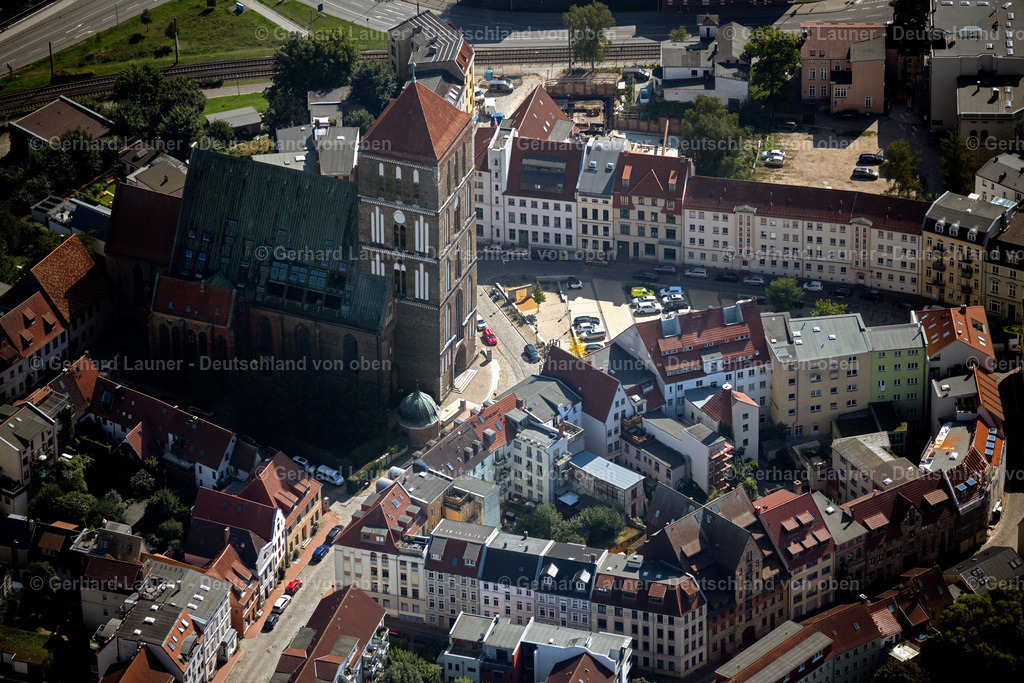 4062022 | ROSTOCK 08.09.2021 Kirchengebäude der Nikolaikirche mit Wohnungen, Balkonen und Solaranlage Am Wendländer Schilde in Rostock im Bundesland Mecklenburg-Vorpommern, Deutschland. Weiterführende Informationen bei: Nikolaikirche Rostock. // Church building of the Nikolaikirche with apartments, balconies and solar system at the Wendlaender Schilde in Rostock in the state Mecklenburg-Western Pomerania, Germany. Further information at: Nikolaikirche Rostock. Foto: Gerhard Launer