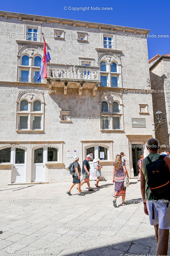 Kroatien_ Korcula_ Insel in Sueddalmatien_ Korcula Stadt_ 13.09.2024-175 | 13.09.2024, Kroatien, HRV, Korcula, Insel in Sueddalmatien, Korcula Stadt im Bild Hafen, Hafenansichten, Boot, Boote, Schiff, Schiffe, Gebauede, Adria, Meer, Stadtansichten, Altstadt, Marco Polo, Museum, Touristen, Souvenier, Restaurant, KonobaKorcula - Schwarzes Korfu - benannt nach den dunklen Kiefernwaeldern, ist eine zu Kroatien gehoerende Insel in der Adria vor der Kueste Sueddalmatiens. Zugleich ist sie Teil des Dinarischen Gebirges. Quelle: Wikipedia