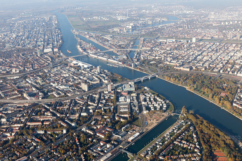 Luftbild: Luitpoldhafen im Ortsteil Süd in Ludwigshafen im Bundesland Rheinland-Pfalz in Deutschland. Foto: IMG_095402.jpg vom 30.10.2016 durch Werner Riehm/FLY-FOTO.de