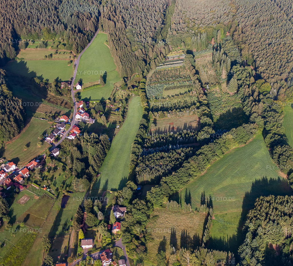 Luftbild: Bach aus dem Backofengrund im Ortsteil Unter-Mossau in Mossautal im Bundesland Hessen in Deutschland. Foto: IMG_52090-Bearbeitet.jpg vom 19.08.2012 durch Werner Riehm/FLY-FOTO.deAuflösung des Originals: 4568 x 4137 px
