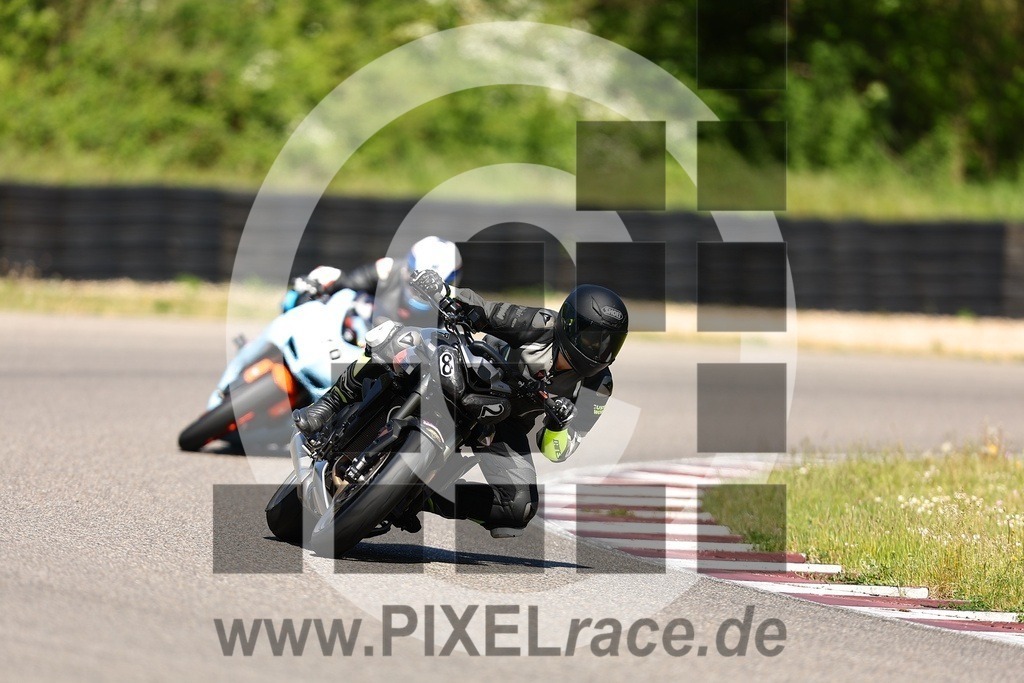 0082-20260426_01712 | Schöne Erinnerungen an spannende Momente - das festzuhalten ist unser Job. PIXELrace.de ist seit 2003 auf den Rennstrecken Europas unterwegs um die Action draußen beim Fahren und die wunderbare Stimmung imm Fahrerlager für euch einzufangen.