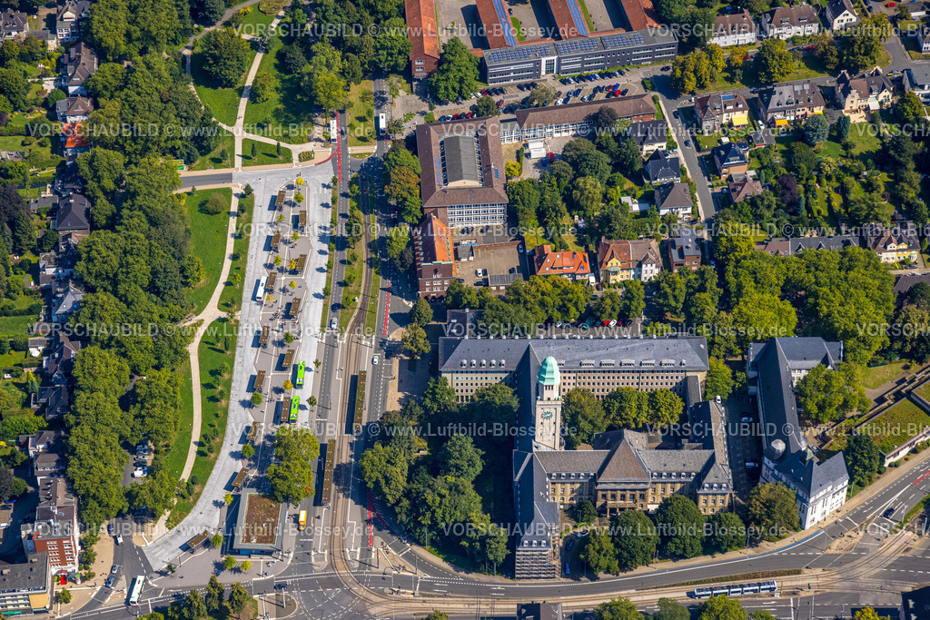 Gelsenkirchen240807592GE-Nord | Luftbild, Busse und Fahrgäste am ZOB Omnibusbahnhof Buer, Rathaus Buer und Rathausturm, Gesamtschule Buer-Mitte, Buer, Gelsenkirchen, Ruhrgebiet, Nordrhein-Westfalen, Deutschland