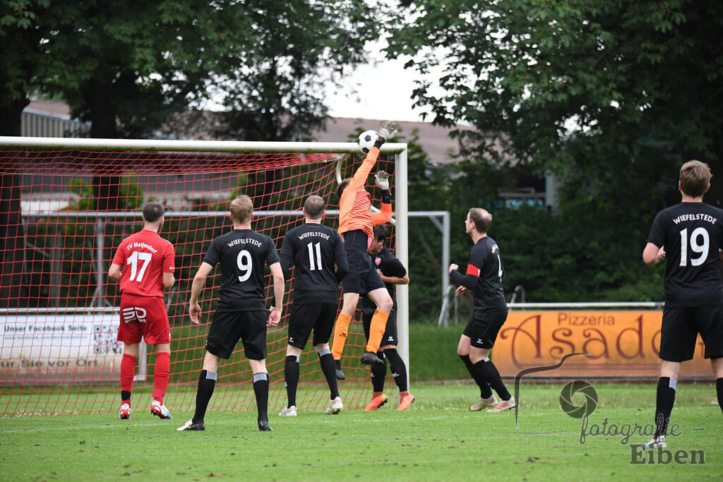 SVE Wiefelstede-TV Metjendorf | Herren Kreisliga; SVE Wiefelstede (schwarz)-TV Metjendorf (rot) am 31.05.2024; in Wiefelstede (Am Breeden), Photo: Philip Eiben 2024 - Realisiert mit Pictrs.com