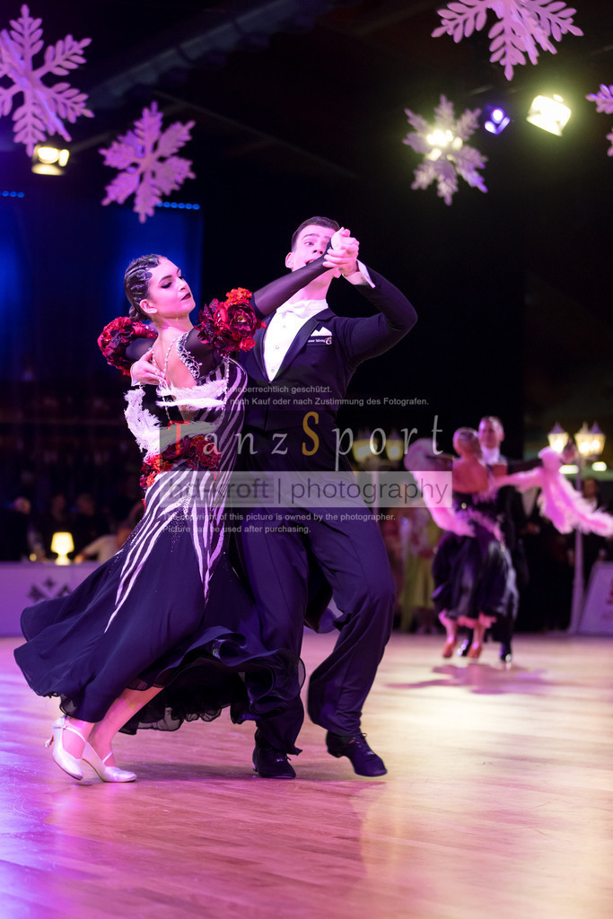 20241215_WDSF_Int_Open_Std-Riga-8999 | Tanzsportbilder, Standardtanz, Lateintanz, WDSF, DTV, LTVB, dancecomp, goc, hessen tanzt, blaues band der spree, walzer, tango, wiener walzer, slowfox, quickstepp, samba, rumba, cha-cha-cha, paso doble. jive, hd-kroft photography, turniertanzsport