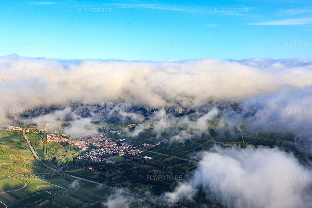 Luftbild: Ortsansicht jenseits der B10 unter Wolken aus Südosten in Siebeldingen im Bundesland Rheinland-Pfalz in Deutschland. Foto: IMG_103341.jpg vom 10.09.2017 durch Werner Riehm/FLY-FOTO.de
