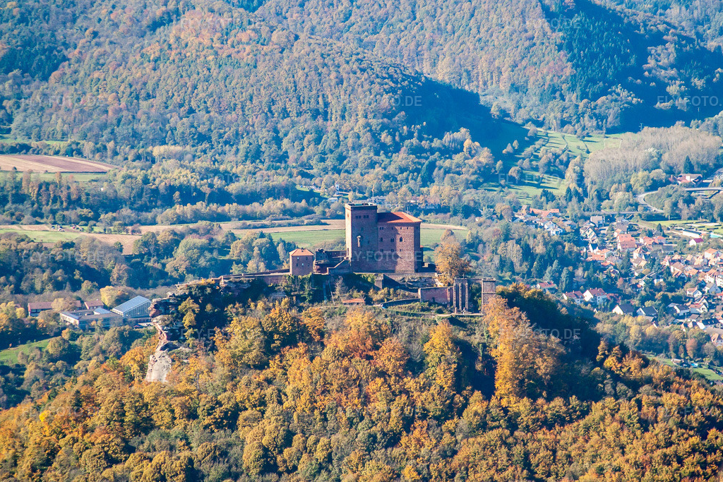Luftbild: Burg Trifels in Annweiler am Trifels im Bundesland Rheinland-Pfalz in Deutschland. Foto: IMG_34613.jpg vom 26.10.2010 durch Werner Riehm/FLY-FOTO.de