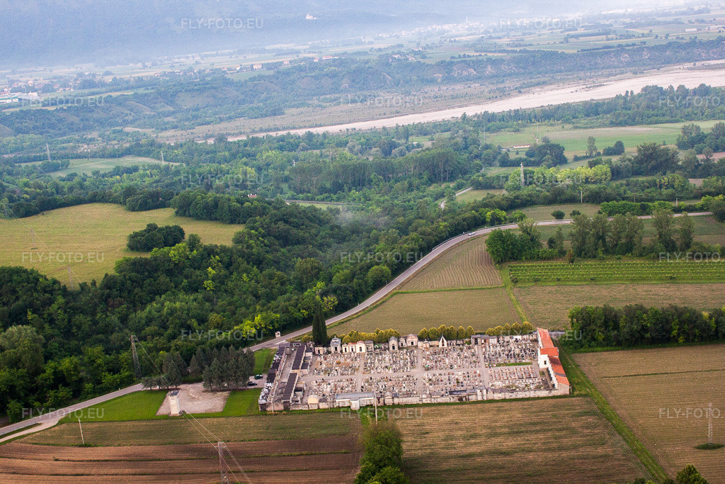 Vue aérienne: Vue de la ville à Cavasso Nuovo dans le département Pordenone, Italie. Photo: IMG_50438.jpg prise le 08/06/2012 par Werner Riehm/FLY-FOTO.eu – Résolution de l'original: 4752 x 3168 px
