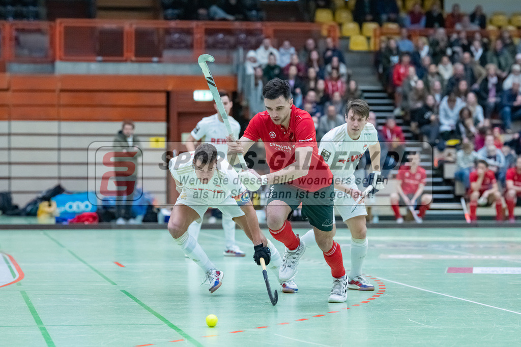HK_20230122_103246 | 1. Bundesliga ( Halle ) Herren Crefelder HTC - Rot-Weiss Köln am 22.1.2023 Crefelder HTC  ( CHTC ) Halle Glockenspitz , Krefeld , Bachmann Lucas Maximilian ( Crefelder HTC #15 )  , Antheus Barry ( Rot-Weiss Köln #16 )