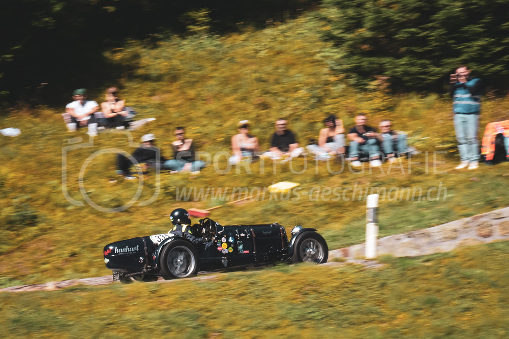 21. Arosa ClassicCar 2025 - 6. =September= 2025 | Rudolf Siegrist aus Biasca (SUI) in einem Riley 2 Seater Sport aus dem Jahre 1934 mit Startnummer 335 am Arosa ClassicCar 2025 in der Kategorie Sport Trophy..@arosaclassiccar, @arosa.official, #arosaclassiccar, #arosa, #76curves, #classiccarBild: Sportfotografie Markus Aeschimann | www.markus-aeschimann.ch - Realisiert mit Pictrs.com