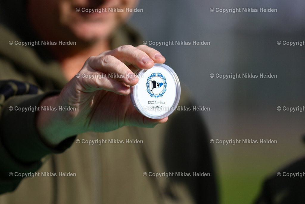 NH_HamburgerSVU19_SVWerderBremenU19_DFBNachwuchsliga_18102025 | Die Loskugel der Arminia Bielefeld U19 für den Junioren DFB-Pokal.Fußball I Junioren I U19 DFB-Nachwuchsliga Vorrunde Gruppe A I Saison 2025-2026 I 8. Spieltag I Hamburger SV U19 - SV Werder Bremen U19 I 18.10.2025 I Trainingsplatz Volksparkstadion