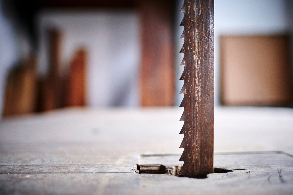 Teil einer Bandsäge in der Tischlerei | Mönchhof, Austria - October 06, 2021: Dorfmuseum Mönchhof; Teil einer Bandsäge in der Tischlerei. - Realisiert mit Pictrs.com