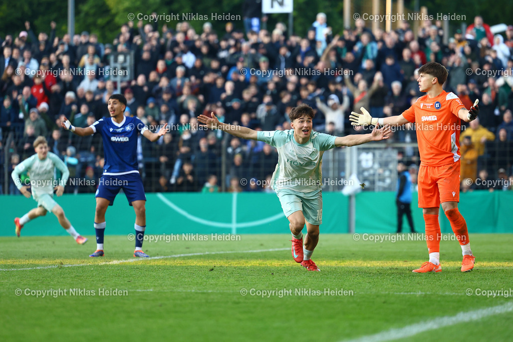 NH_SVWerderBremenU19_KarlsruherSCU19_JuniorenDFBPokal_23052025 | #10 Patrice Covic (SV Werder Bremen U19) bejubelt seinen späten Treffer zum 1:0.Fußball I Junioren I DFB-Pokal I Saison 2024-2025 I Finale I SV Werder Bremen U19 - Karlsruher SC U19 I 23.05.2025 I Karl-Liebknecht-Stadion