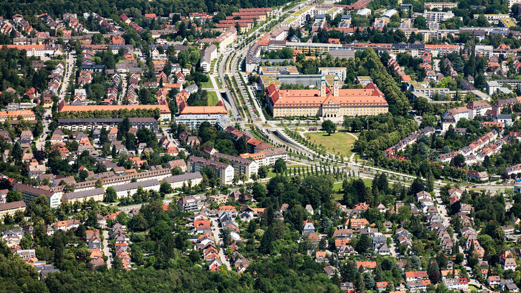 dr__0024717.jpg | MüNCHEN 24.06.2019 Gebäude des Altersheim - Seniorenresidenz der  Münchenstift GmbH, Haus St. Josef in München im Bundesland Bayern, Deutschland. // Building the retirement home  Muenchenstift GmbH, Haus St. Josef in Munich in the state Bavaria, Germany. Foto: Daniel Reiter
