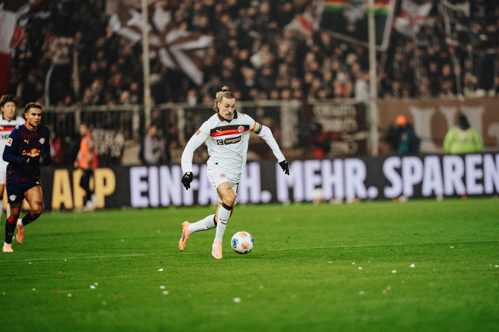 FCS00922 | Der offizielle Shop für FC St. Pauli Fotos. Wähle aus Spielszenen & Fanmomenten dein FCSP Wunschformat. Wir liefern Millerntor-Atmosphäre.