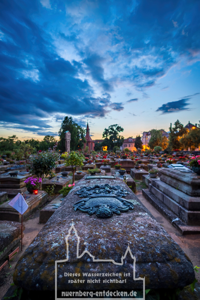 Johannisfriedhof nach Sonnenuntergang | Der Johannisfriedhof in Nürnberg ist ein Friedhof aus dem Mittelalter mit wunderschönen Monumentalgräbern berühmter Nürnberger. Darüber hinaus sind die Gräber mit schönen Blumenschmuck dekoriert. Ein besonderer Platz in Nürnberg - Realisiert mit Pictrs.com