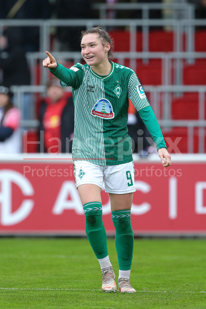 Fussball, Google Pixel Frauen-Bundesliga, RB Leipzig - SV Werder Bremen | v.li.: Torschützin Sophie Weidauer (SV Werder Bremen, 9) mit Torjubel, Jubel, jubeln, jubelt, optimistisch, Spielszene, Highlight, Freude über das Tor zum 0:4, DIE DFB-RICHTLINIEN UNTERSAGEN JEGLICHE NUTZUNG VON FOTOS ALS SEQUENZBILDER UND/ODER VIDEOÄHNLICHE FOTOSTRECKEN. DFB REGULATIONS PROHIBIT ANY USE OF PHOTOGRAPHS AS IMAGE SEQUENCES AND/OR QUASI-VIDEO.