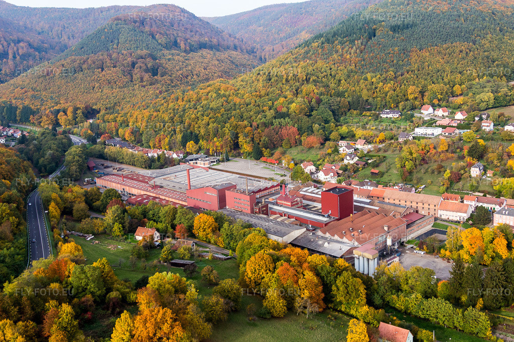 Vue aérienne: Locaux de fonderie de la Fonderie NIEDERBRONN à Niederbronn-les-Bains dans le département Bas Rhin, France – .Photo: IMG_084762.jpg prise le 24/10/2015 par Werner Riehm/FLY-FOTO.eu – Résolution de l'original: 5071 x 3381 px