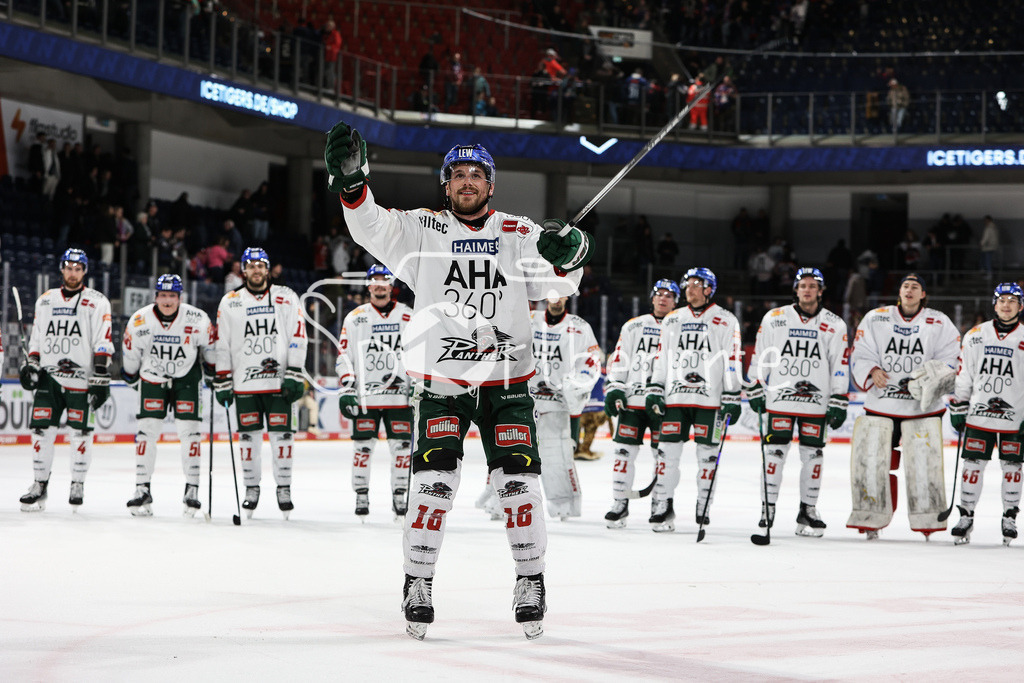 Nürnberg Ice Tigers - Augsburger Panther | Zachery MITCHELL (AEV #18) feiert zusammen mit den mitgereisten Fans den Sieg in Nürnberg / Matchwinner / Overtime