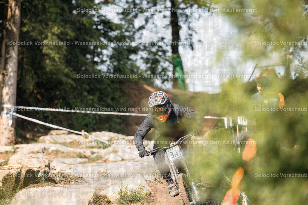 Mountainbike-Abenteuer im Gelände | Hier ist eine detaillierte Analyse des Bildes, kategorisiert nach verschiedenen Aspekten: - Realisiert mit Pictrs.com