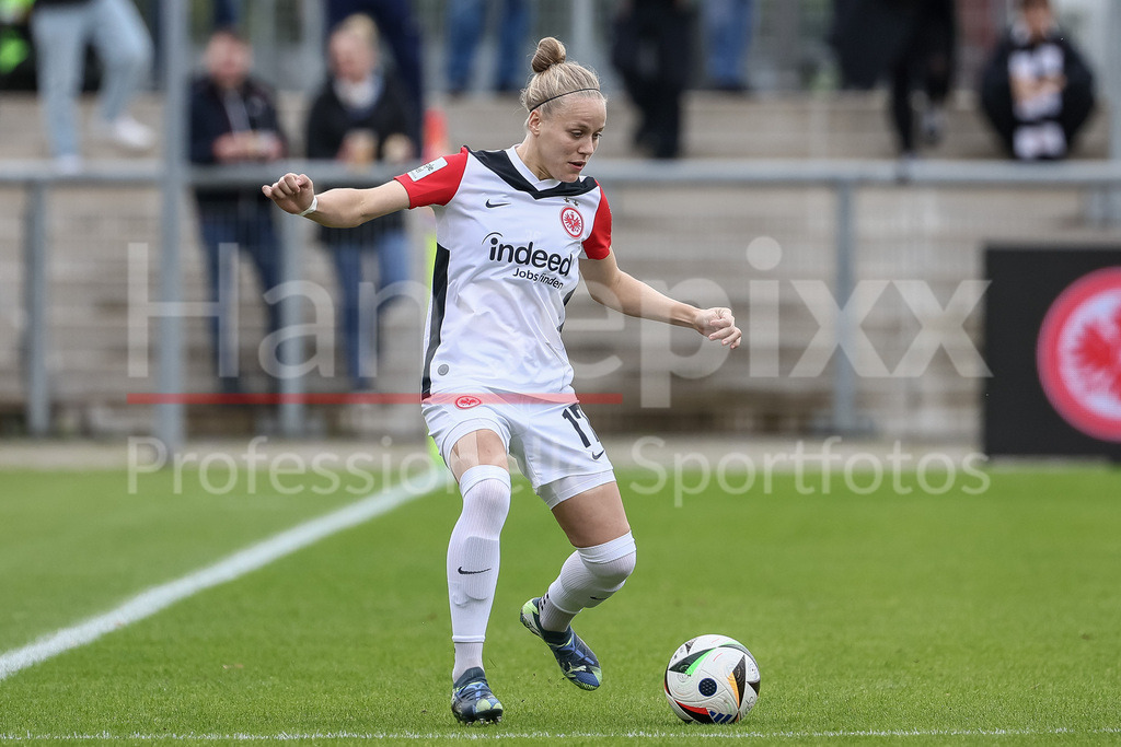Fussball, Google Pixel Frauen-Bundesliga, Eintracht Frankfurt - SV Werder Bremen | v.li.: Pia-Sophie Wolter (Eintracht Frankfurt,17) am Ball, Freisteller, Einzelbild, Ganzkörper, Aktion, Action, Spielszene, DIE DFB-RICHTLINIEN UNTERSAGEN JEGLICHE NUTZUNG VON FOTOS ALS SEQUENZBILDER UND/ODER VIDEOÄHNLICHE FOTOSTRECKEN. DFB REGULATIONS PROHIBIT ANY USE OF PHOTOGRAPHS AS IMAGE SEQUENCES AND/OR QUASI-VIDEO.