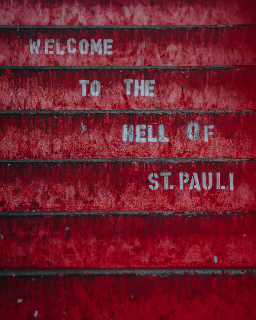 HEV07431 | Der offizielle Shop für FC St. Pauli Fotos. Wähle aus Spielszenen & Fanmomenten dein FCSP Wunschformat. Wir liefern Millerntor-Atmosphäre.