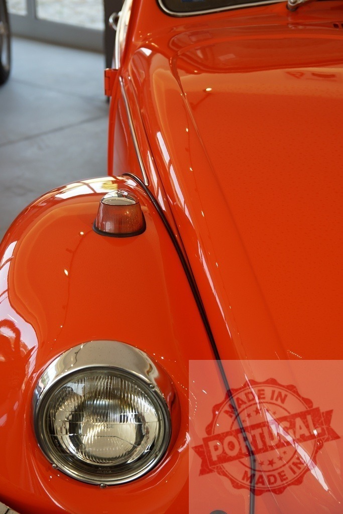 Classic Orange Car Showcasing Vintage Headlight Design | Close-up of a vintage orange car with a prominent headlight - Realisiert mit Pictrs.com