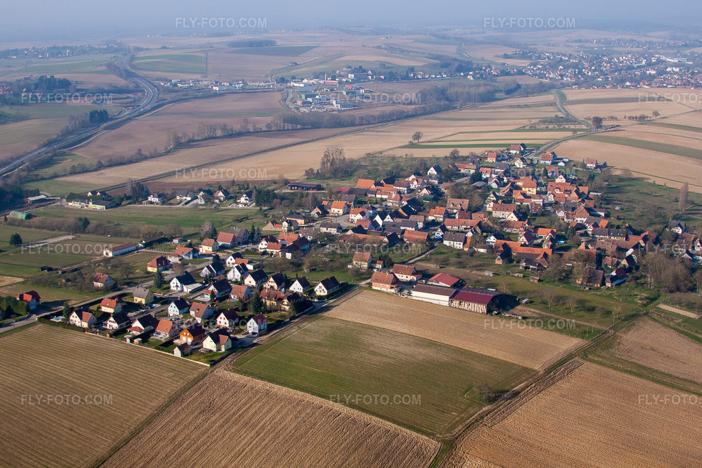 Aerial view: View of the town in Hermerswiller in the state Bas-Rhin, France. – Photo: IMG_62713.jpg taken on 03/09/2014 by Werner Riehm/FLY-FOTO.com – Resolution of the original: 4752 x 3168 px