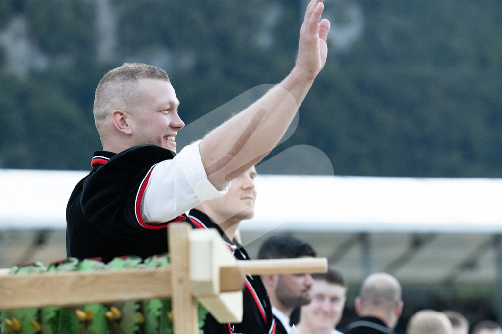 ESAF2025_Ehrung_7354 | Die Schwinger des Schwyzer Kantonalen Schwingerverbandes: Fotos, die Dynamik und Leidenschaft festhalten, sowie emotionale Momente aus dem traditionellen Schwingsport zeigen. - Realisiert mit Pictrs.com